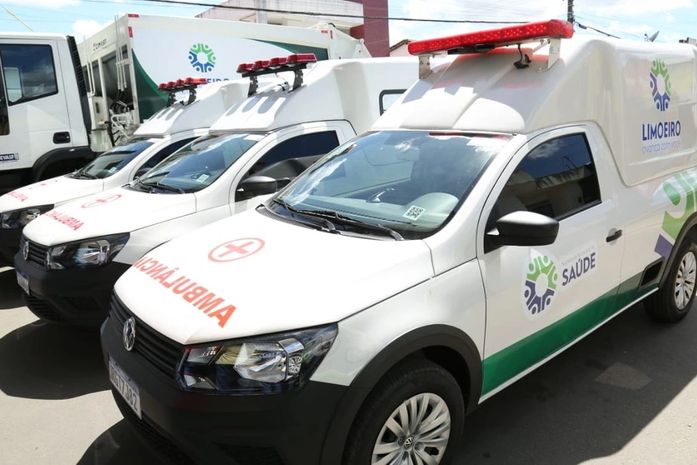 Limoeiro recebe ambulâncias e caminhão compactador enviados por Collor