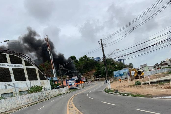 Após morte de jovens, manifestantes interditam Ladeira Geraldo Melo, no Farol; veja vídeos