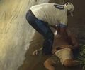 Torcedor cai no fosso do Estádio Rei Pelé durante jogo do CSA