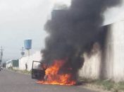 Veículo pega fogo e Bombeiros são acionados em Penedo