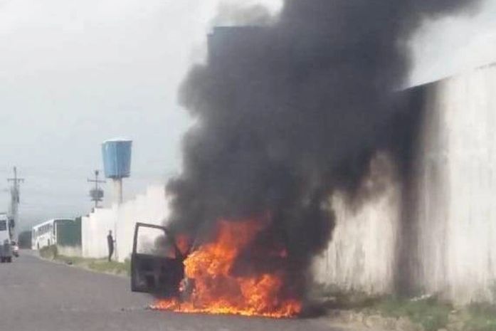 Veículo pega fogo e Bombeiros são acionados em Penedo
