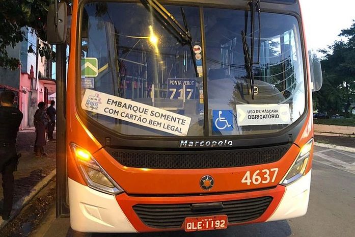 Homem é preso após se recusar a usar máscara dentro de ônibus e agredir motorista em Maceió