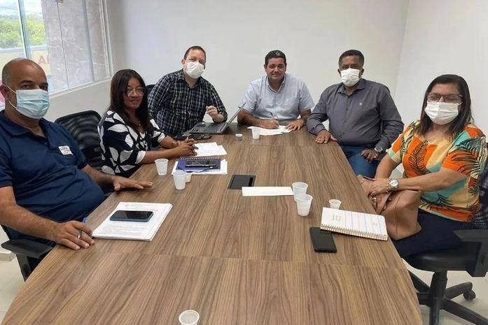 Márcio Lima (camisa clara) comandando a reunião que tanto interessa servidores da Educação
