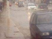 Com fortes chuvas, ruas ficam alagadas e esgoto é despejado no mar em Guaxuma