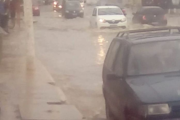 Com fortes chuvas, ruas ficam alagadas e esgoto é despejado no mar em Guaxuma