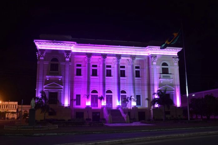 Associação Comercial recebe iluminação especial alusiva ao Maceió Rosa