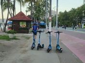 Moradores de Maceió denunciam transtornos causados por abandono de patinetes em pontos irregulares