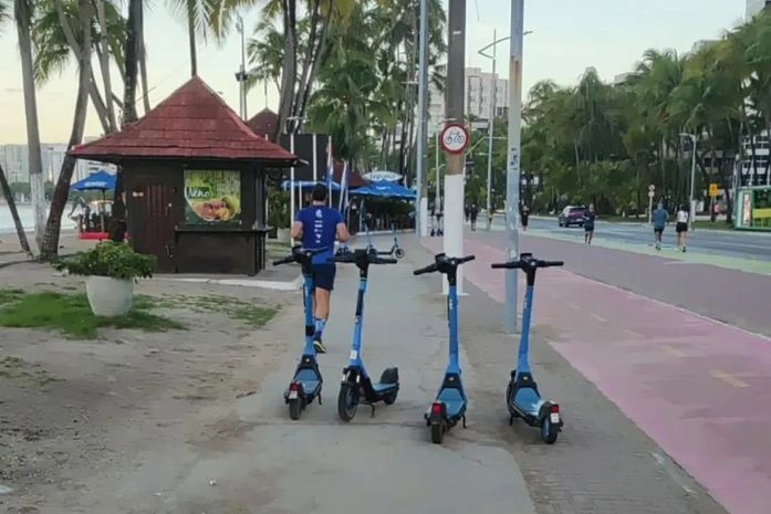 Moradores de Maceió denunciam transtornos causados por abandono de patinetes em pontos irregulares