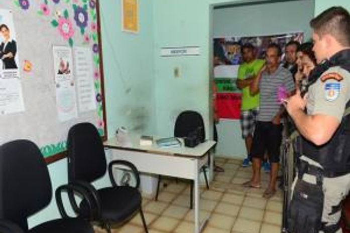 Após a invasão do local, os suspeitos levaram alguns equipamentos do prédio da Secretaria