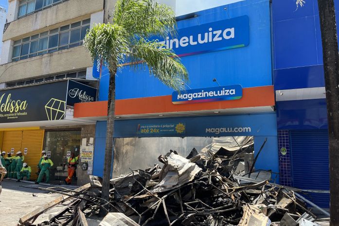 Defesa Civil interdita imóveis vizinhos após incêndio em loja de eletrodomésticos no Centro de Maceió
