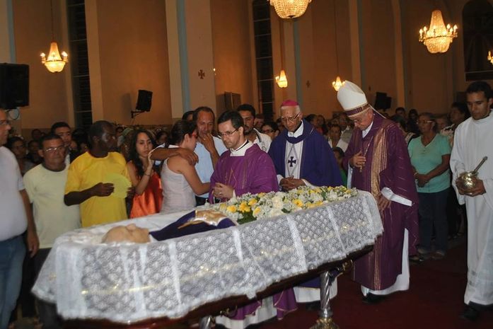 Corpo do padre Alvo está sendo velado na Concatedral de Arapiraca
