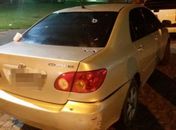 Criminosos atacam a tiros veículo estacionado