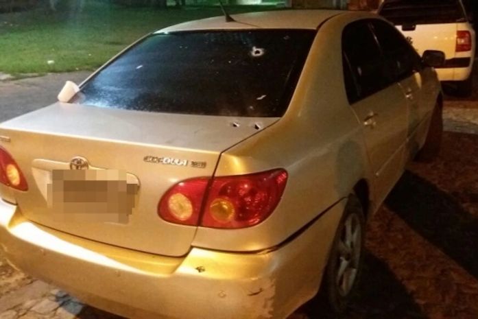 Criminosos atacam a tiros veículo estacionado