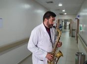 Ao som de saxofone, Hospital Maceió emociona pacientes com apresentação natalina