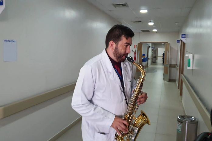 Ao som de saxofone, Hospital Maceió emociona pacientes com apresentação natalina