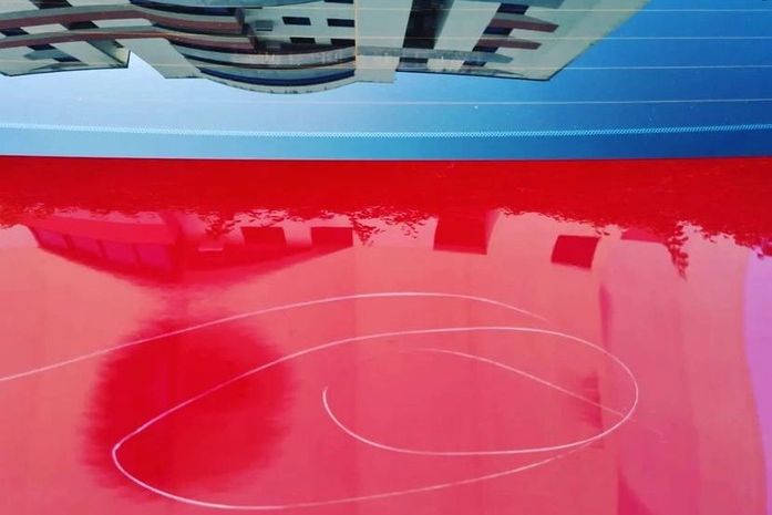 Com adesivo de pré-candidatos do PT, professora tem carro arranhado em supermercado na Ponta Verde