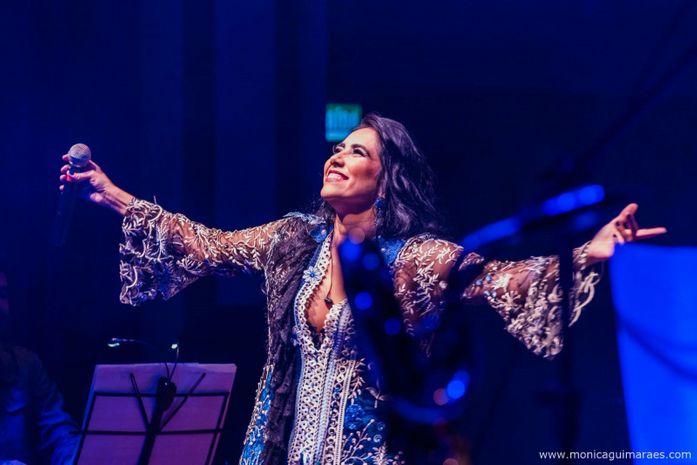 Irina Costa celebra 25 anos de carreira e os seus 50 anos em show no Teatro do Marista acompanhada por grandes músicos 