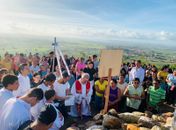 Via Sacra reúne centenas de fiéis em subida ao morro santo em Lagoa da Canoa