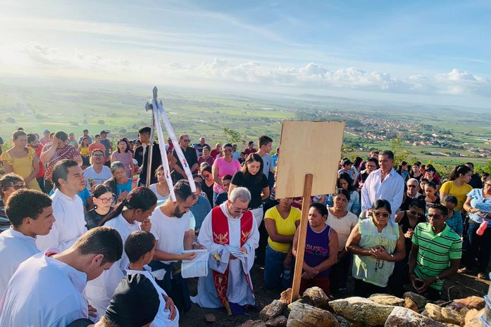 Via Sacra reúne centenas de fiéis em subida ao morro santo em Lagoa da Canoa