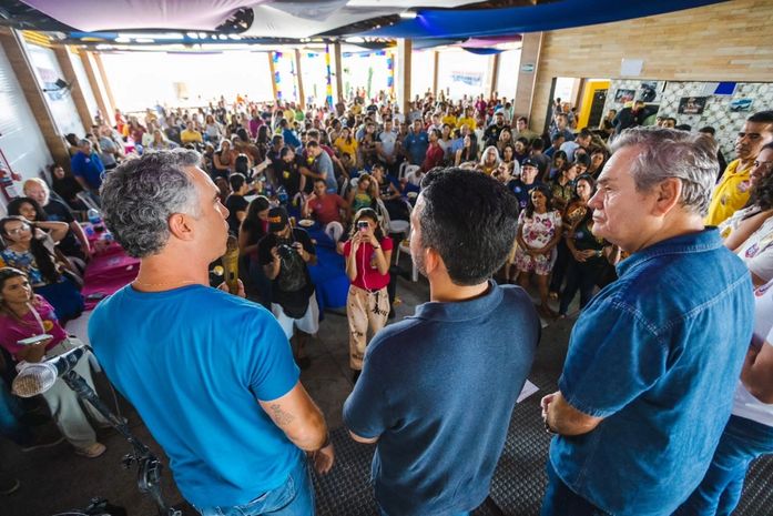 No Dia Nacional do Profissional da Educação, Rafael Brito é recebido por professores, alunos e apoiadores em Arapiraca
