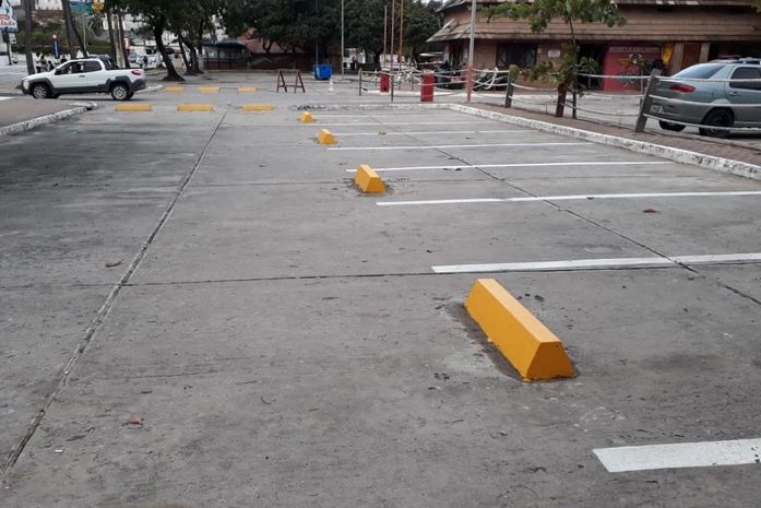 Veículos de turismo devem estacionar de forma intercalada na orla marítima