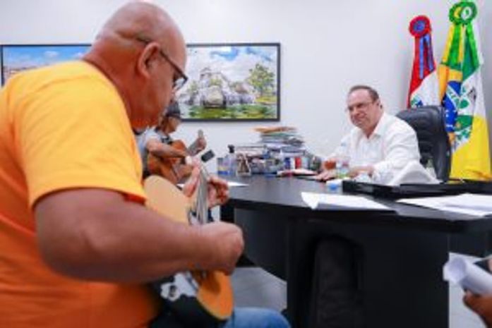 Grupo Art Choro é recebido pelo prefeito Luciano Barbosa e anuncia show especial de 20 anos