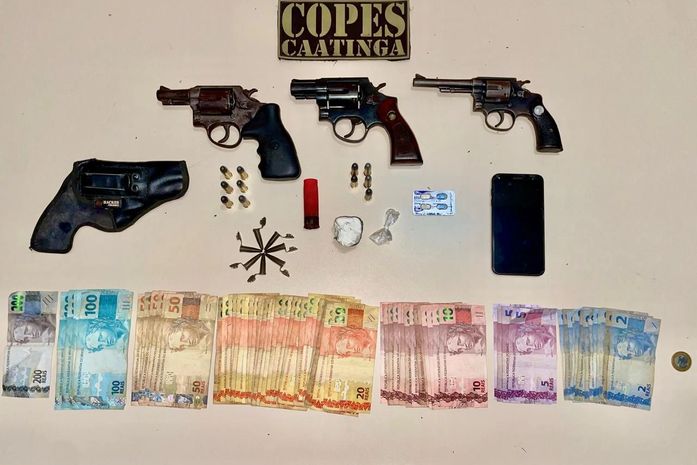 Trio preso: quantia em dinheiro, cocaína e armas apreendidas pela PM no Sertão alagoano