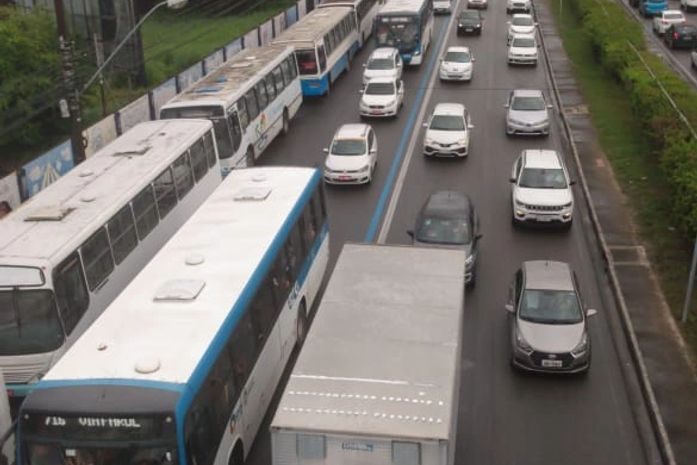 Motoristas protestam na frente do Cepa