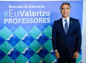 Deputado Rafael Brito assina termo de compromisso pela valorização dos professores