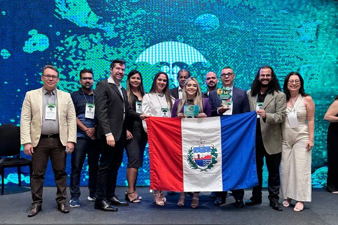 Equipe recebendo o prêmio da Aneprem durante congresso em Belo Horizonte-MG