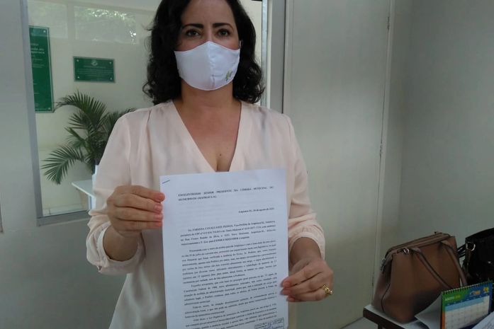 Fabiana Pessoa protocola novo requerimento na Câmara cobrando providências sobre vacância de Teófilo