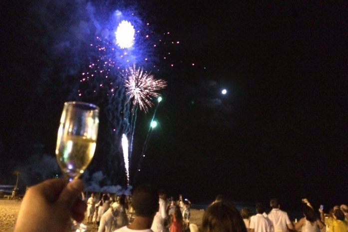 Famílias e turistas brindam o ano novo com grande festa na orla de Maragogi