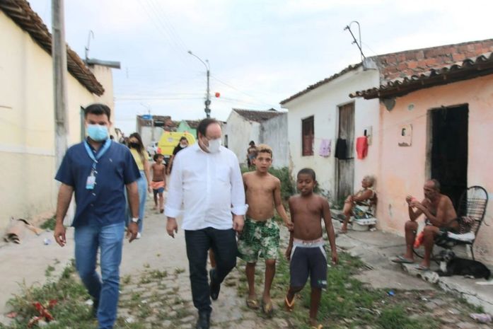 Prefeito Luciano ouve moradores para realizar mais obras no Manoel Teles e Primavera