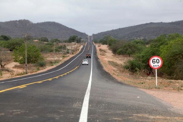 Motorista fica gravemente ferido após colisão entre carro e caminhão na BR-316