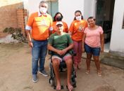 Melhor em Casa: Paciente atendido pelo Programa recebe cadeira de rodas motorizada