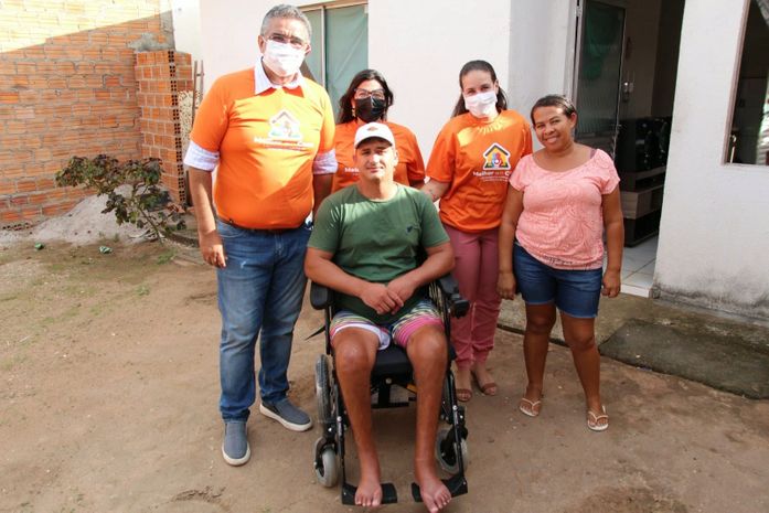 Melhor em Casa: Paciente atendido pelo Programa recebe cadeira de rodas motorizada