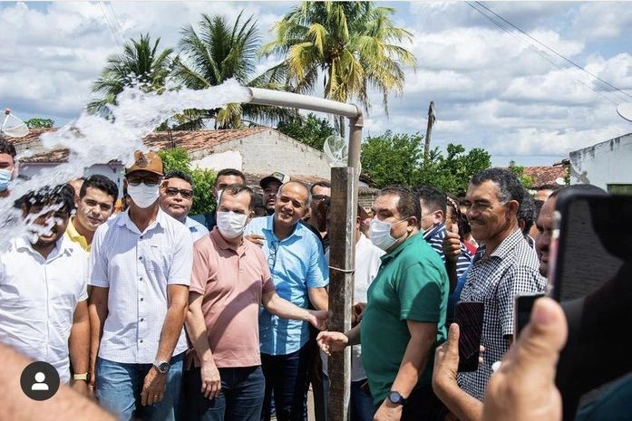Prefeito Jarbas (camisa azul) deputados Sérgio e Inácio e lideranças, momento inédito no povoado Pilões