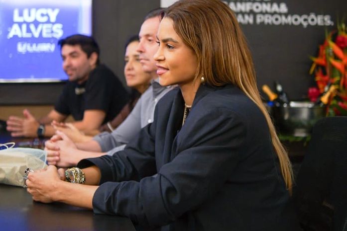 Lucy Alves assina contrato com a Luan Promoções e inicia nova fase na carreira