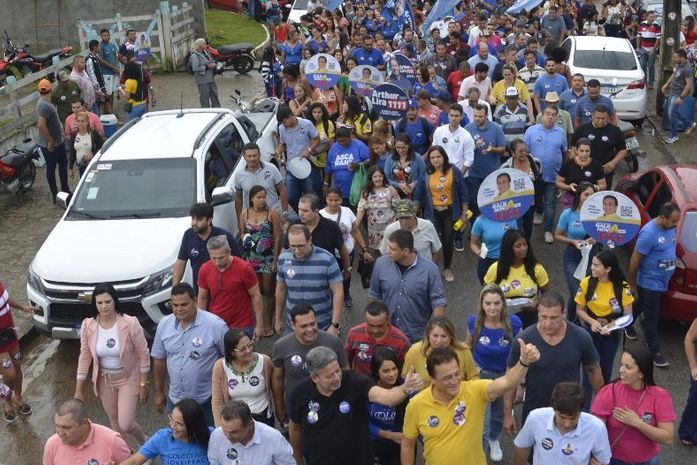 Galba Novaes participa de caminhada em Anadia e recebe reconhecimento da população