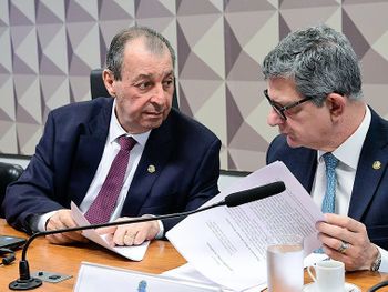O presidente da CPI, Omar Aziz, e o relator, Rogério Carvalho, que questionou o baixo valor das multas