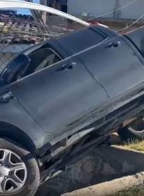 Motorista atinge poste após perder controle de caminhonete em Marechal Deodoro