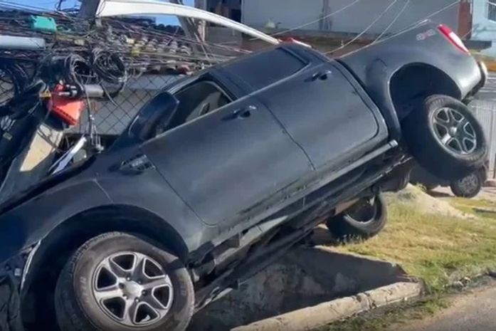 Motorista atinge poste após perder controle de caminhonete em Marechal Deodoro