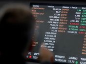 Bolsa cai 12%, e dólar fecha em R$ 4,72 em dia de pânico global