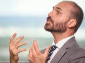 Se não cassar o mandato de Eduardo Bolsonaro, Câmara se desmoraliza