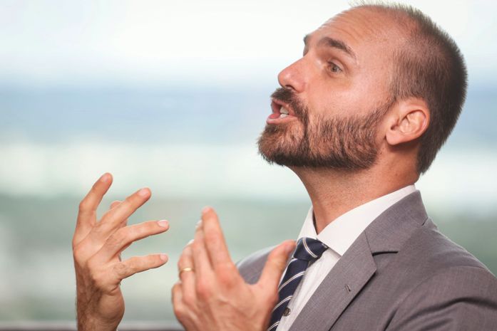 Se não cassar o mandato de Eduardo Bolsonaro, Câmara se desmoraliza