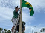 No mês da Independência, MURAL e MBR espalham bandeiras do Brasil pela orla de Maceió