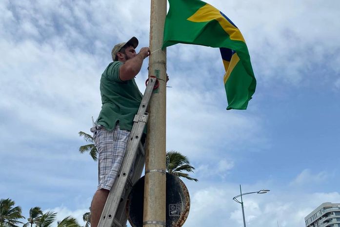 No mês da Independência, MURAL e MBR espalham bandeiras do Brasil pela orla de Maceió