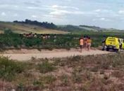 Corpo foi encontrado por populares em uma área de mata.