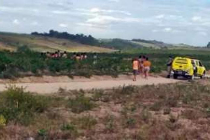 Corpo foi encontrado por populares em uma área de mata.
