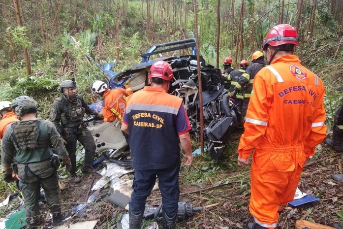 Helicóptero cai em Caieiras, na Grande SP, com quatro pessoas a bordo